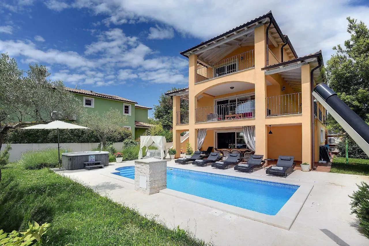 Villa Ari Krnica 0*,